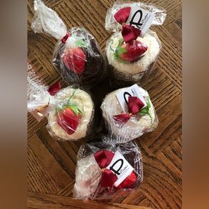 NWT Set/5 “Strawberry Cupcake” Towels